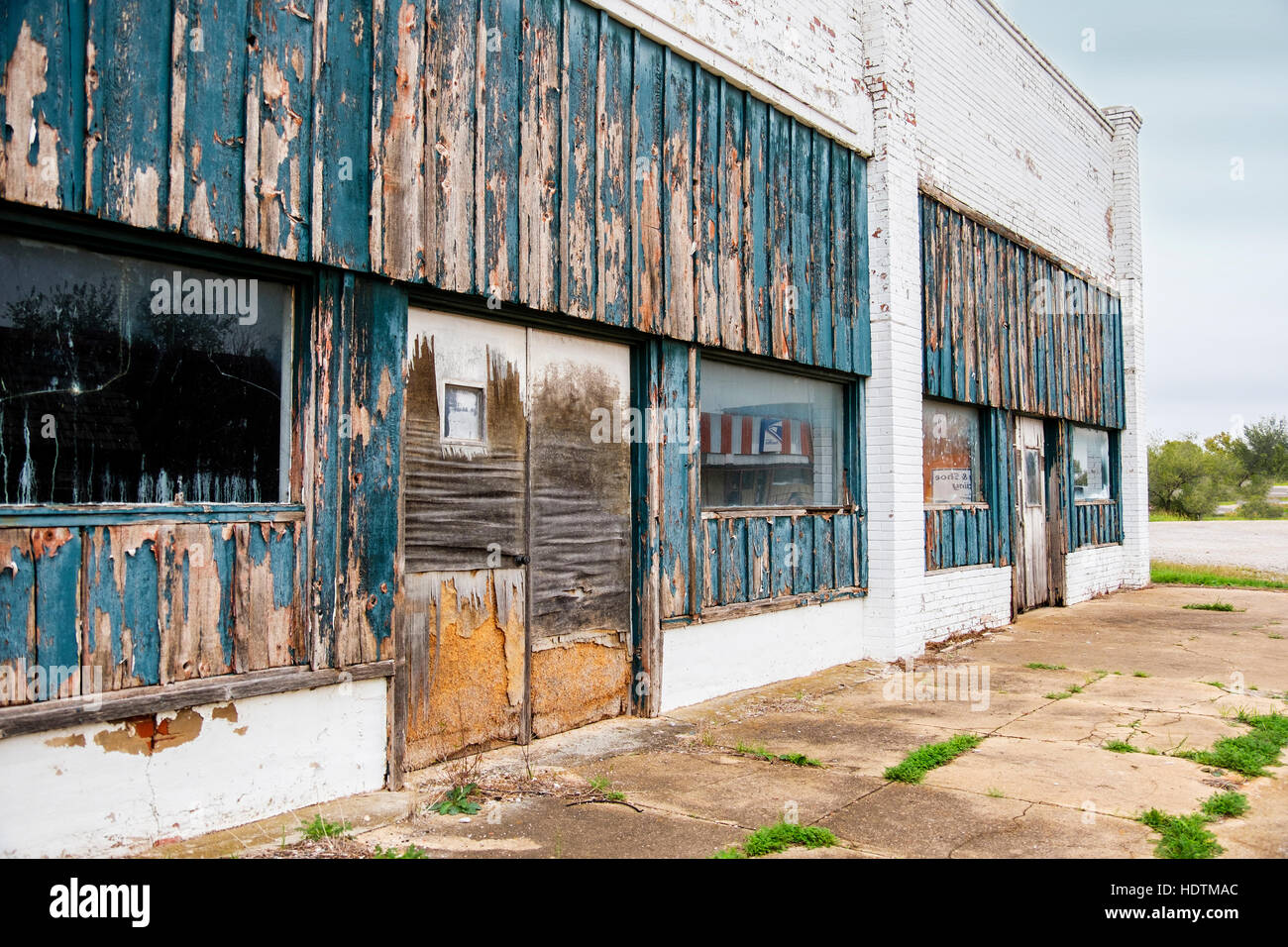 Deterioro vacíos abandonados antiguo edificio abandonado en mal estado en el pequeño pueblo de Washington, Oklahoma, Estados Unidos. Foto de stock