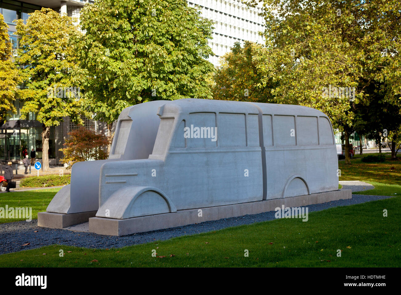 Alemania, Colonia, monumento de la gris de autobuses en frente del edificio en el barrio Landeshaus Deutz Foto de stock