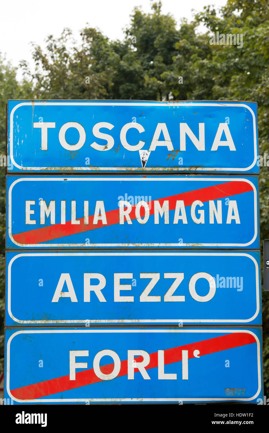 Las señales de la carretera a la entrada de la Toscana, Arezzo, Italia. Foto de stock