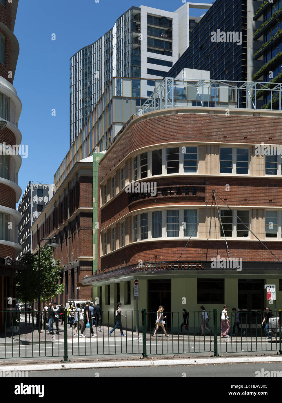 Vistas de Broadway de la esquina del hotel en Kensington Street. El viejo Clare Hotel, Sydney, Australia. Arquitecto: Tonkin Zulaikha Greer, 2015. Foto de stock