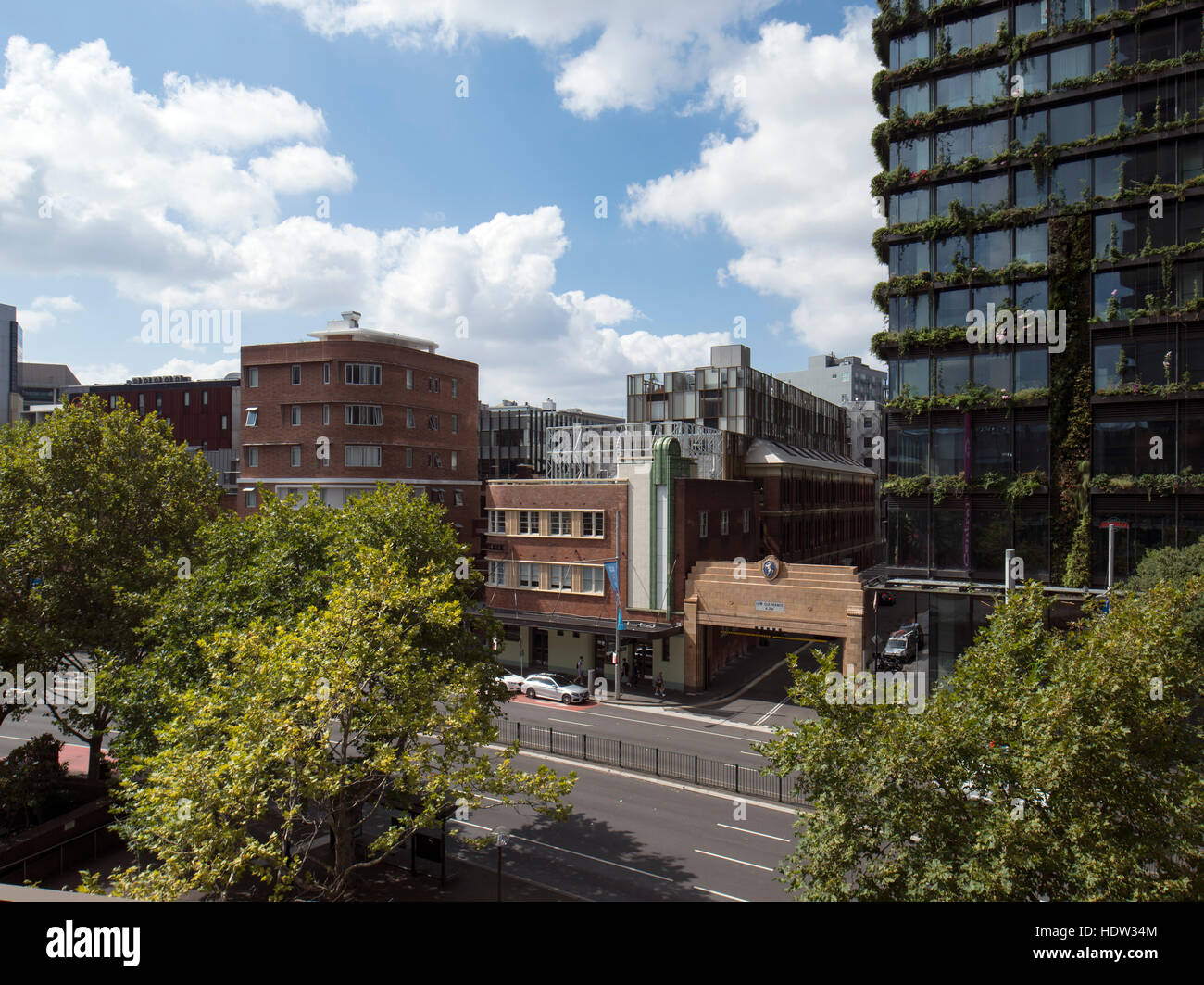 Vista elevada de todo Broadway del antiguo Hotel Clare. El viejo Clare Hotel, Sydney, Australia. Arquitecto: Tonkin Zulaikha Greer, 2015. Foto de stock