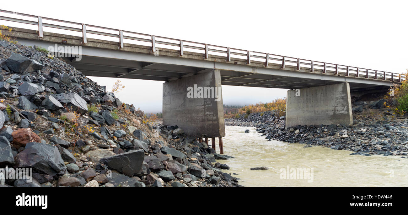 Puente sobre el Arroyo Castner Richardson Highway en Alaska, EE.UU. Foto de stock