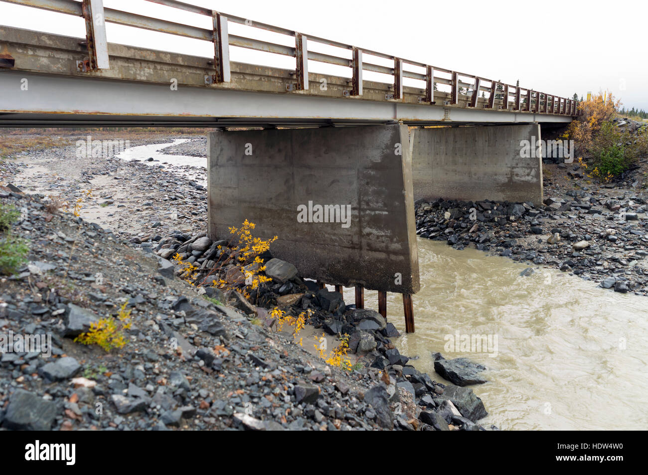 Puente sobre el Arroyo Castner Richardson Highway en Alaska, EE.UU. Foto de stock