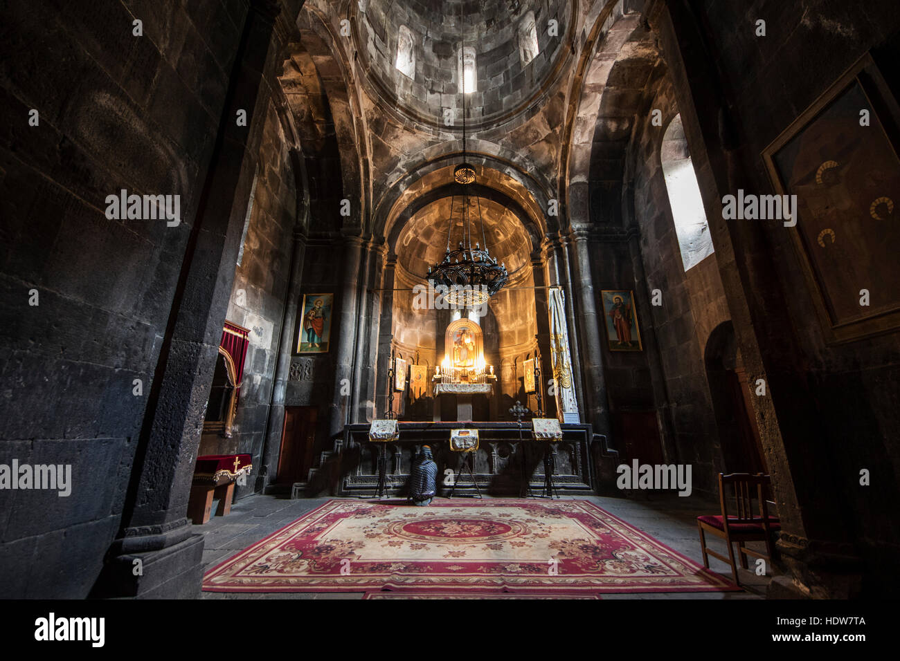 Altar mayor de la Iglesia de la santísima Madre de Dios, en el Monasterio de Geghard, Valle Azat; Kotayk, Armenia Foto de stock