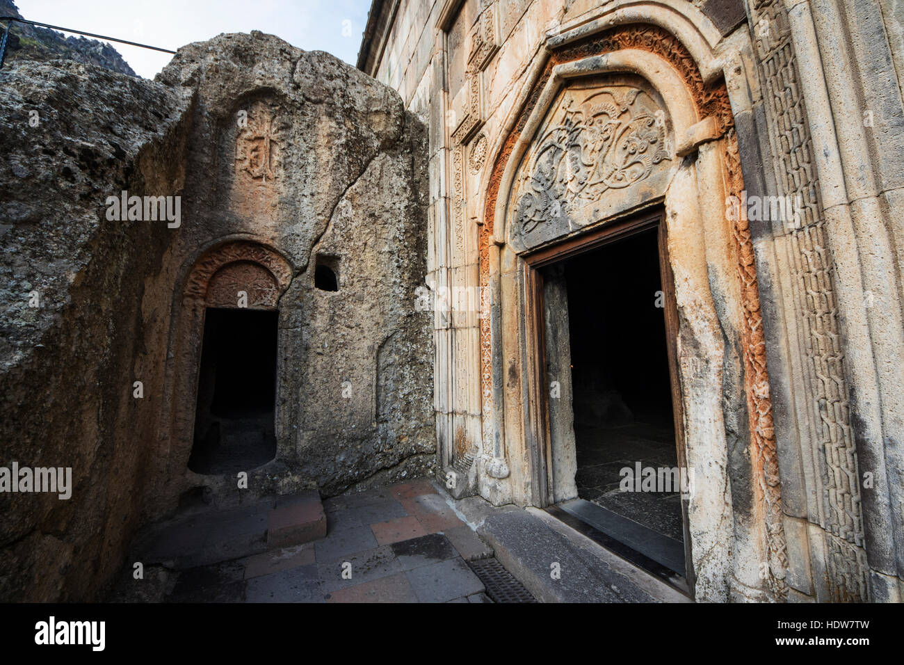 Cueva y la entrada occidental de la Iglesia de la santísima Madre de Dios, en el Monasterio de Geghard, Valle Azat; Kotayk, Armenia Foto de stock
