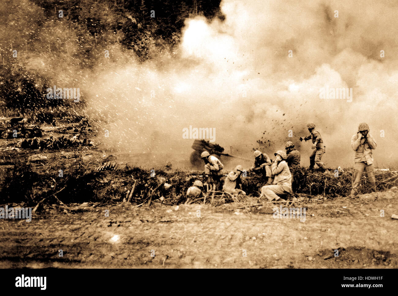Los Marines de Estados Unidos lanzar un cohete barrera contra los comunistas chinos en la guerra de Corea. Foto de stock