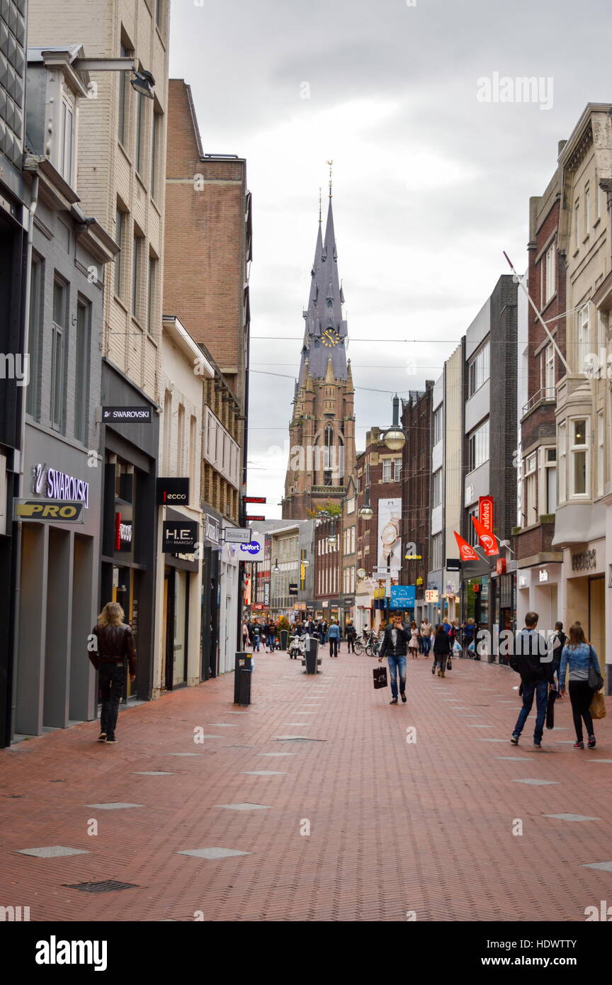 Eindhoven, Holanda - 15.09.2015: zona peatonal del centro de la ciudad vista con la Iglesia del Sagrado Corazón elevándose con poca gente pasando comprar Foto de stock