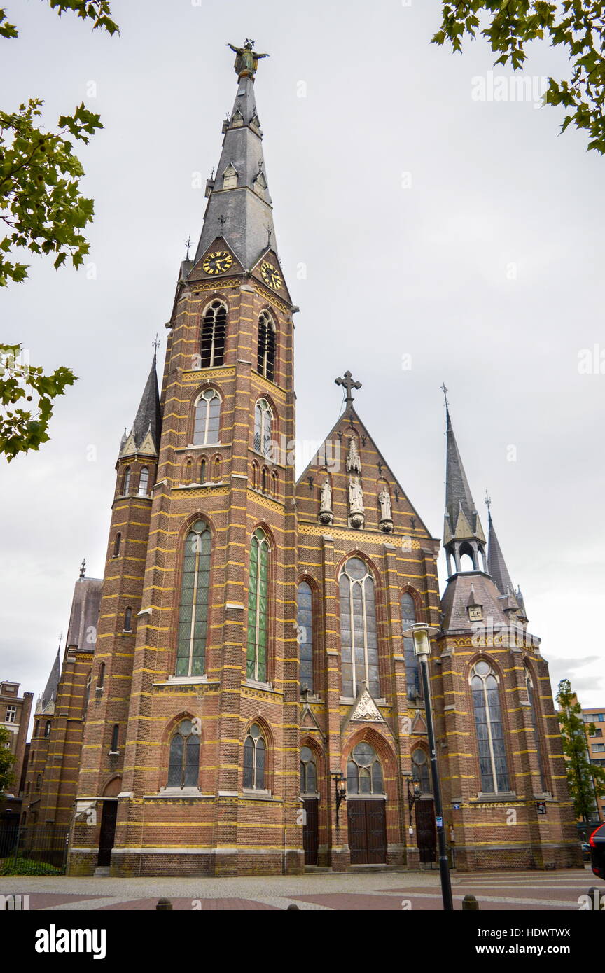 Eindhoven, Holanda - 15.09.2015: La Iglesia del Sagrado Corazón de Jesús, una antigua iglesia católica situada en el centro de la ciudad Foto de stock