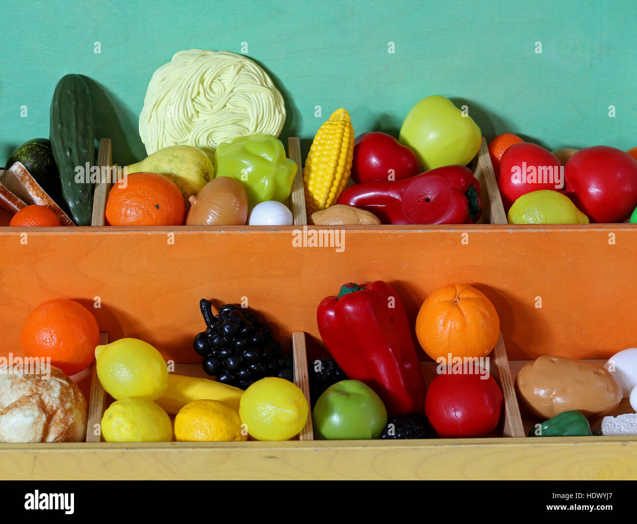 Juguetes para jugar con frutas de plástico al mercado de frutas y verduras  para niños Fotografía de stock - Alamy