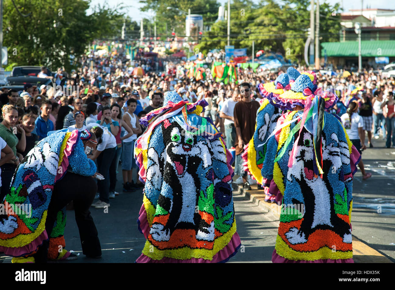 Los hombres de traje y multitud de Hatillo Festival máscara, Hatillo,  Puerto Rico Fotografía de stock - Alamy