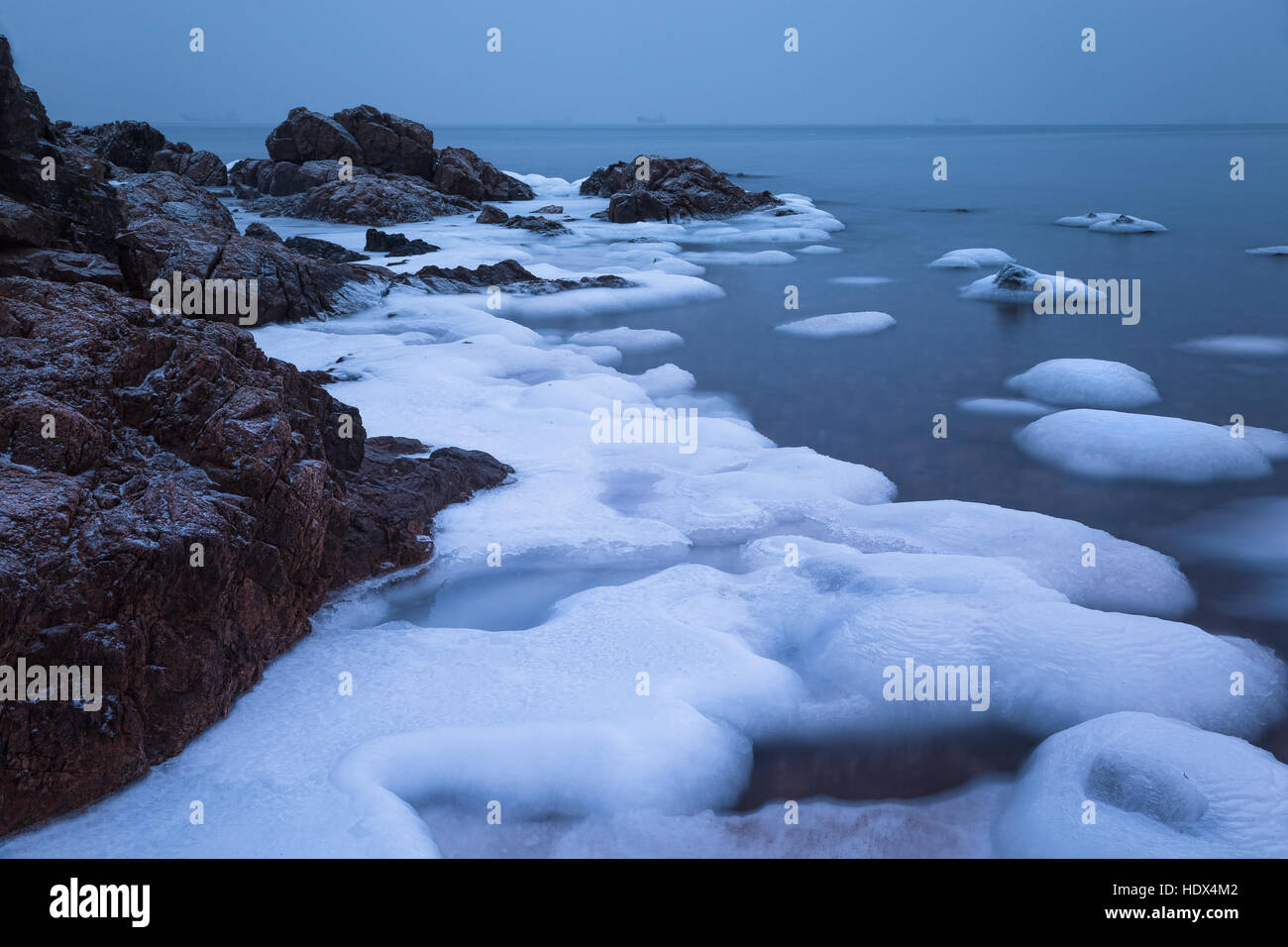 El mar y el hielo del invierno Foto de stock