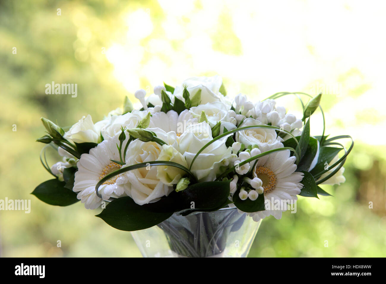 Boda ramo de rosas blancas y gerberas Foto de stock