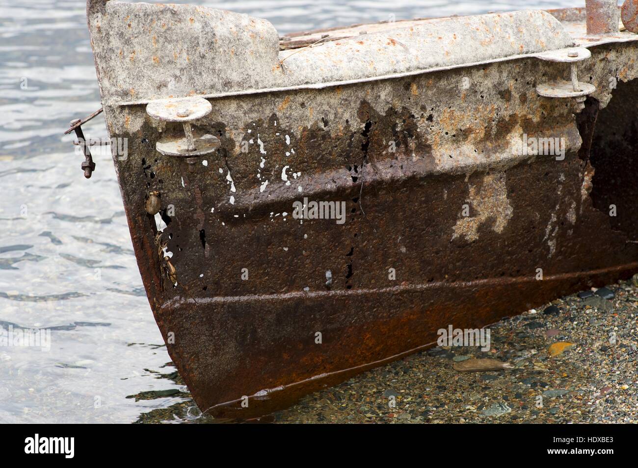 Viejo barco pesquero en la costa del lago Foto de stock