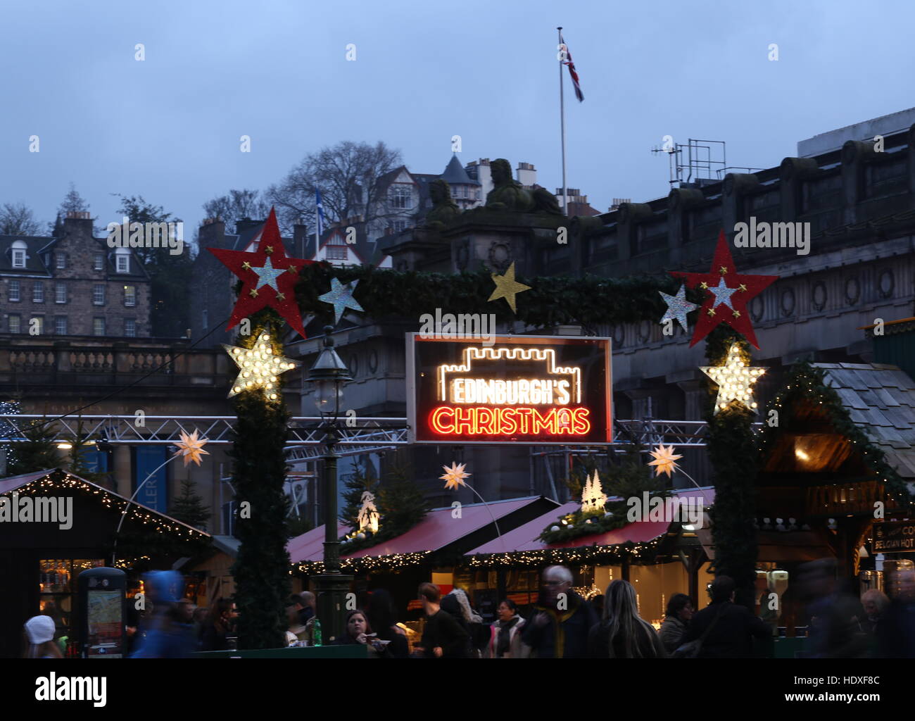 Firmar para el Mercado de Navidad de Edimburgo Edimburgo, Escocia, diciembre de 2016 Foto de stock