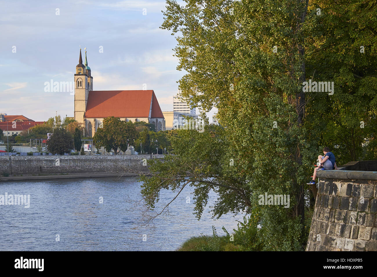 Vistas del río Elba hasta la iglesia de Saint John, Magdeburgo, Sajonia-Anhalt, Alemania Foto de stock