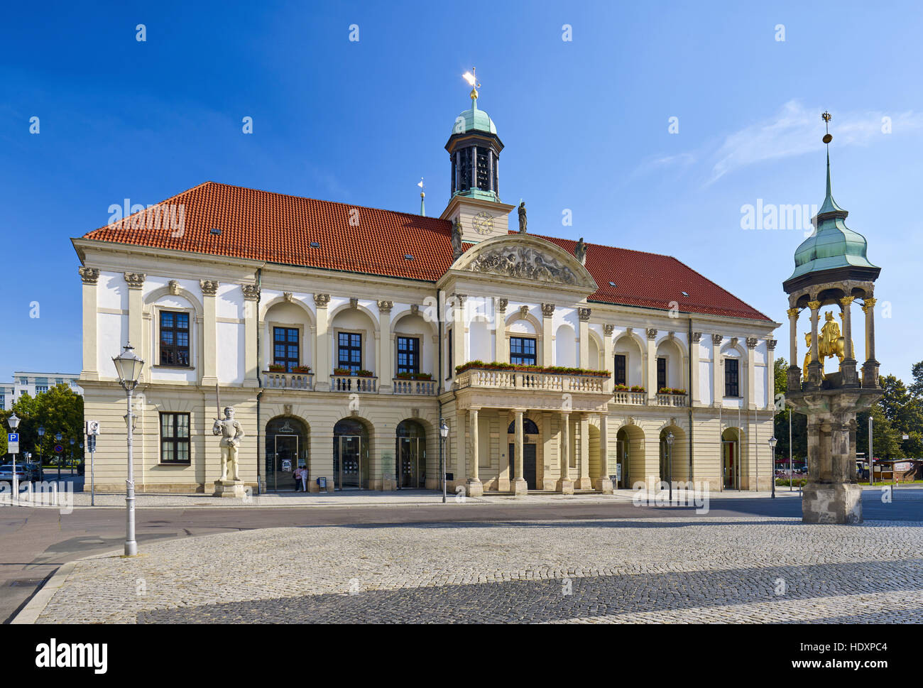 Ayuntamiento en el Viejo Mercado con Magdeburg jinete, Magdeburgo, Sajonia-Anhalt, Alemania Foto de stock