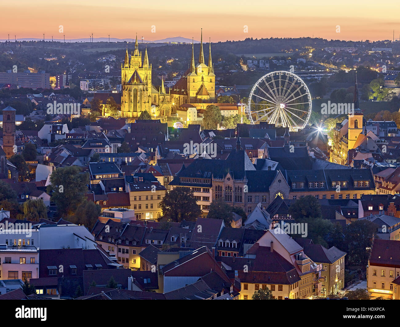 Vistas de Erfurt con la noria, la Catedral y la iglesia Severi, Oktoberfest, Turingia, Alemania Foto de stock