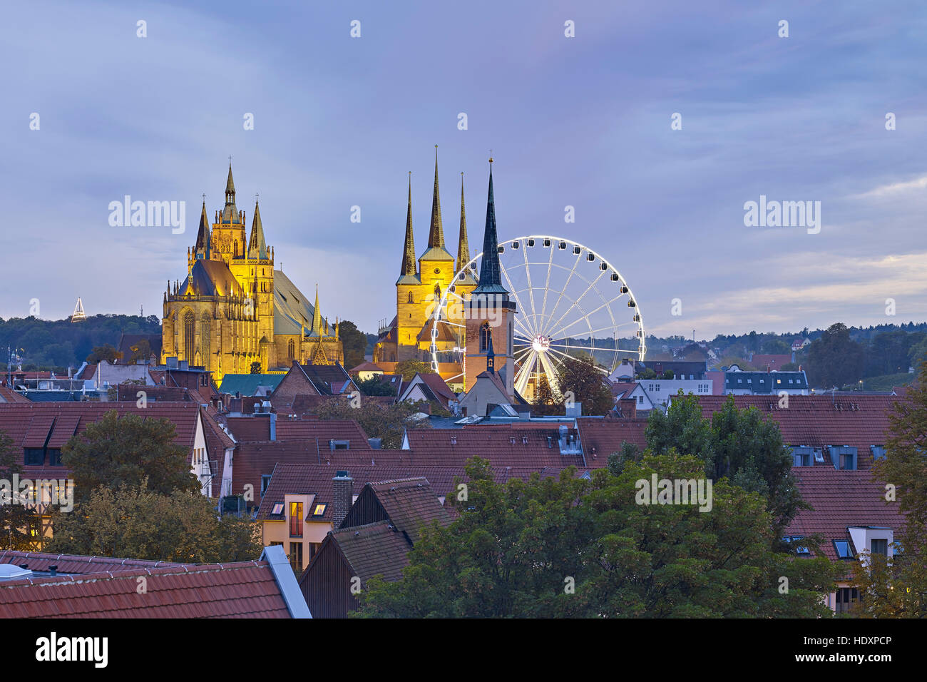 Vistas de Erfurt con la noria, la Catedral y la iglesia Severi, Oktoberfest, Turingia, Alemania Foto de stock