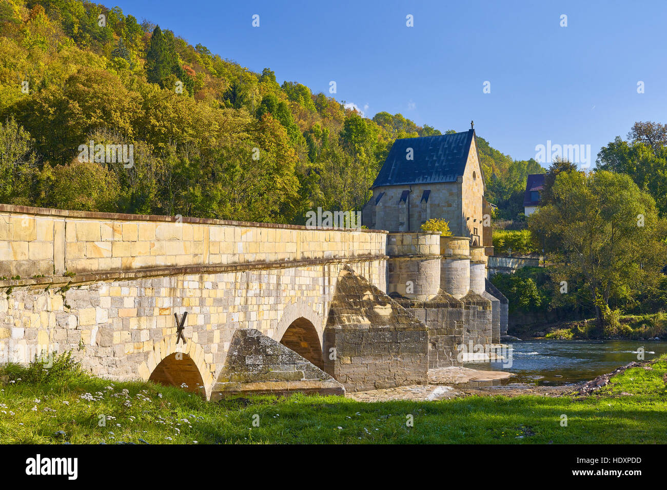 Werra puente con Liborio capilla en Creuzburg, distrito de Wartburg, en Turingia, Alemania Foto de stock