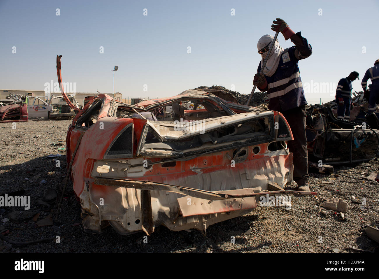 Trabajador migrante desguace de coches para el reciclaje Foto de stock