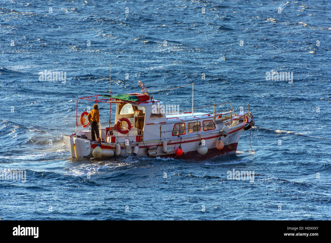 Taxi-barco griego pequeño ferry con Stormy weather, mares picados Foto de stock