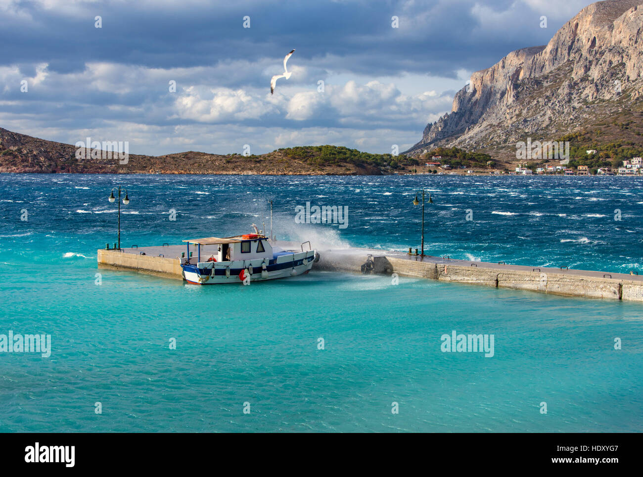 Taxi-barco griego pequeño ferry con Stormy weather, mares picados Foto de stock