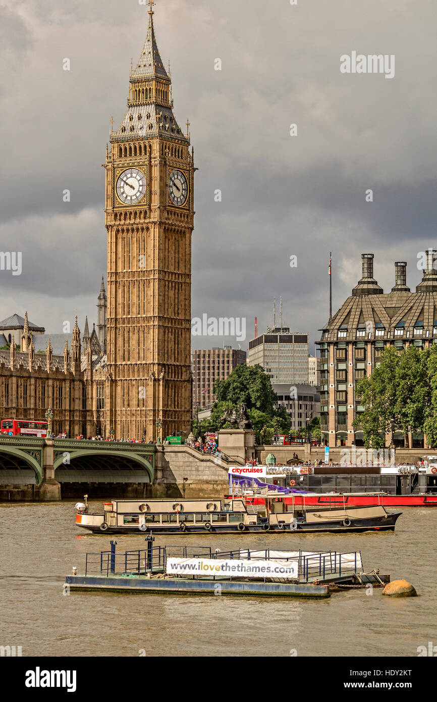 Big Ben visto desde el río Támesis, Londres, Gran Bretaña. Foto de stock