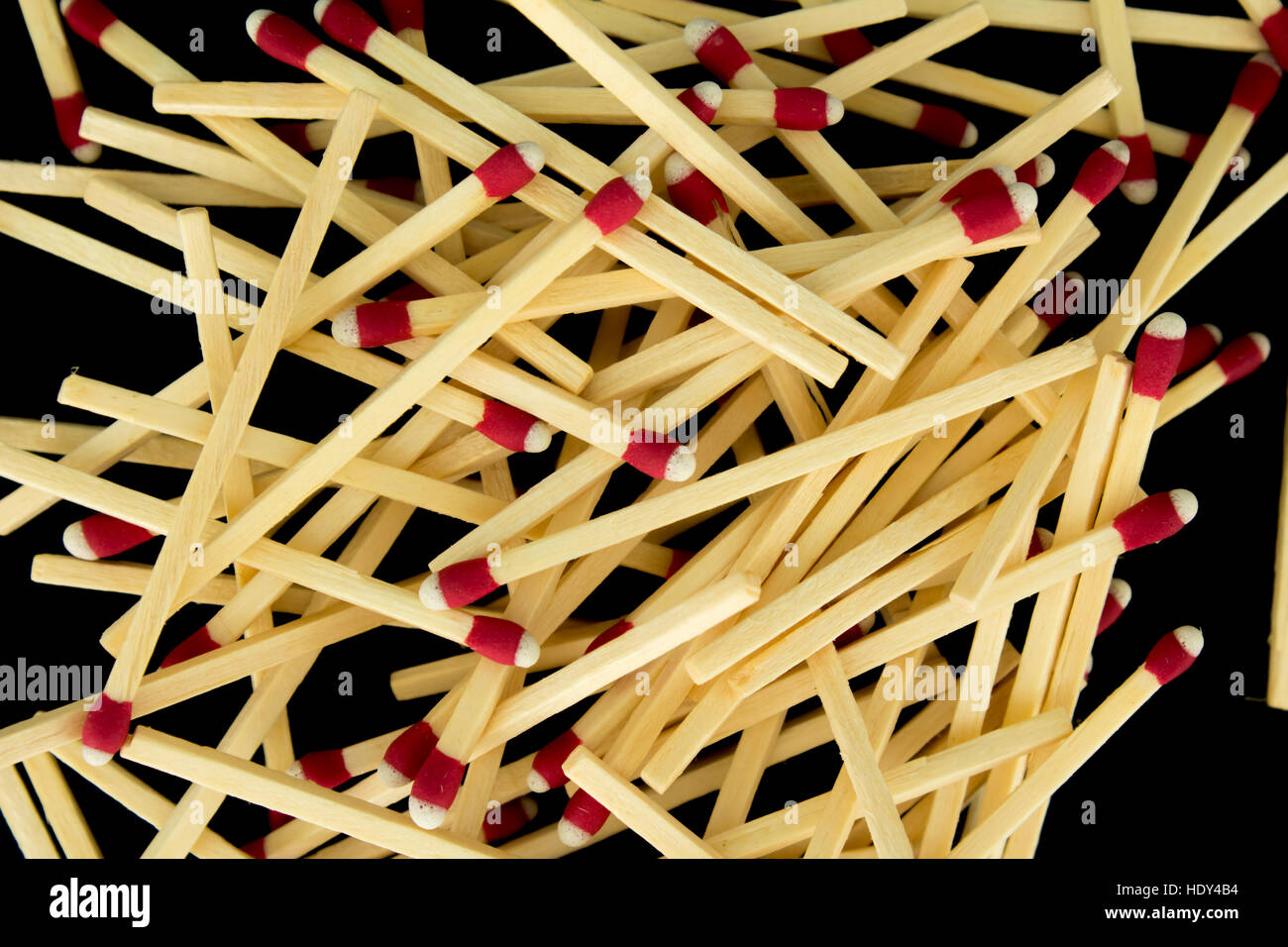 Un montón de strike-coincide con cualquier lugar aislado en un fondo negro, cerrar Foto de stock