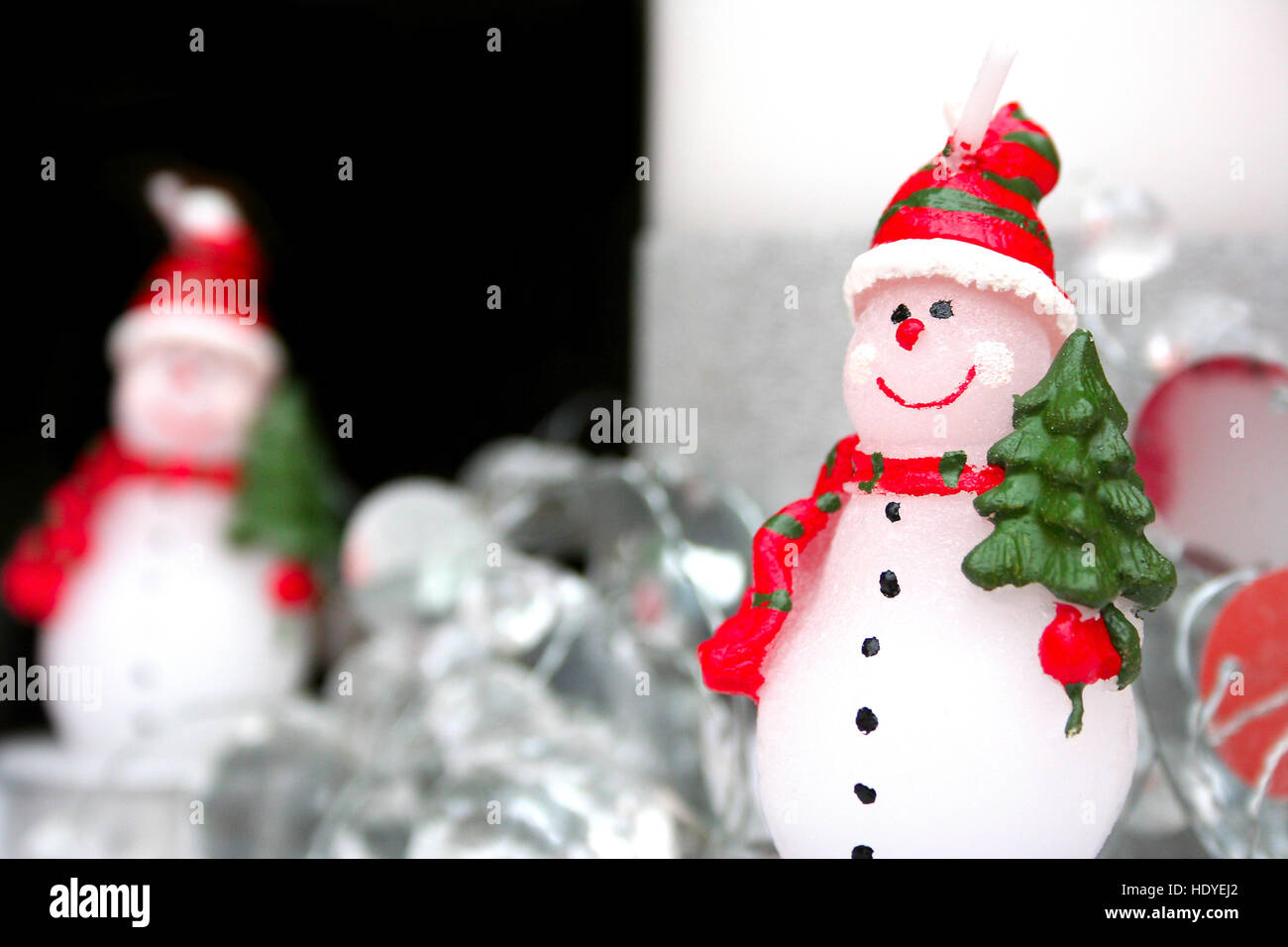 Muñeco de nieve: el muñeco de nieve vestido con bufanda y gorro llevando velas del árbol de navidad Fotografía de stock - Alamy Muñeco de nieve: el muñeco de nieve vestido con bufanda y gorro llevando velas del árbol de navidad Fotografía de stock - Alamy
