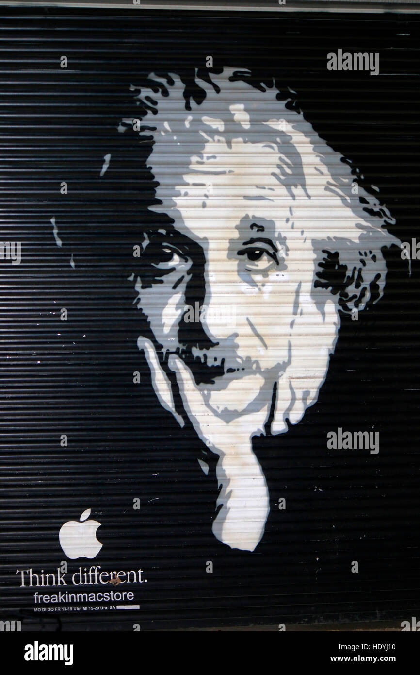 Logo das der Marke 'Apple' mit einem retrato von Albert Einstein und dem lema "pensar diferente", Berlín. Foto de stock