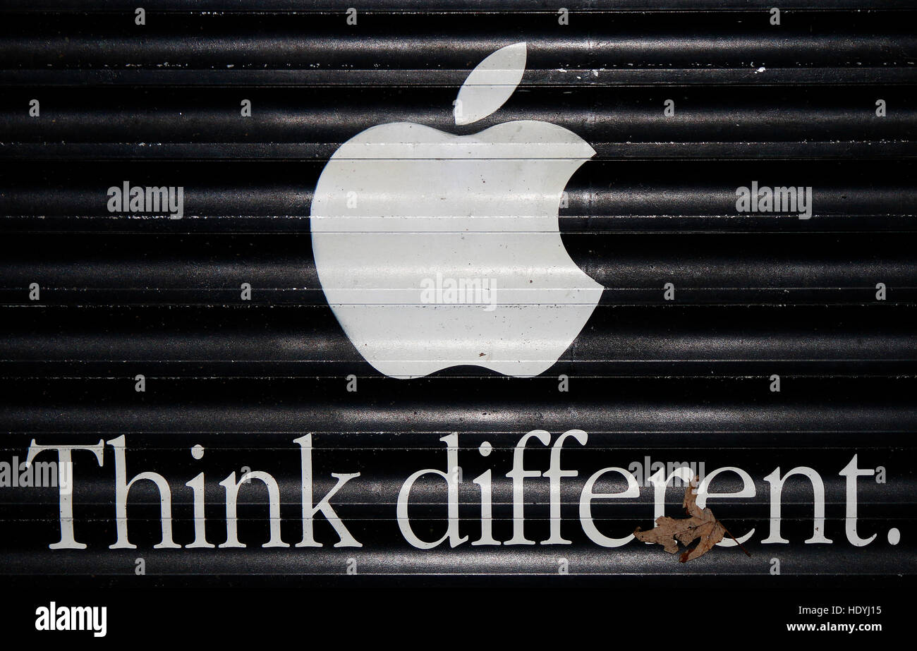 Logo das der Marke 'Apple' mit dem lema "pensar diferente", Berlín. Foto de stock