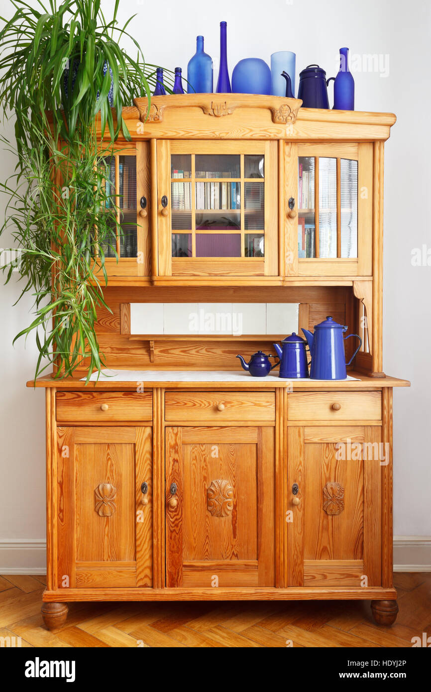 Antiguo armario cocina madera suave con una araña planta, azulejos blancos,  puertas, cajones y jarrones azul, vista frontal, la nostalgia Fotografía de  stock - Alamy