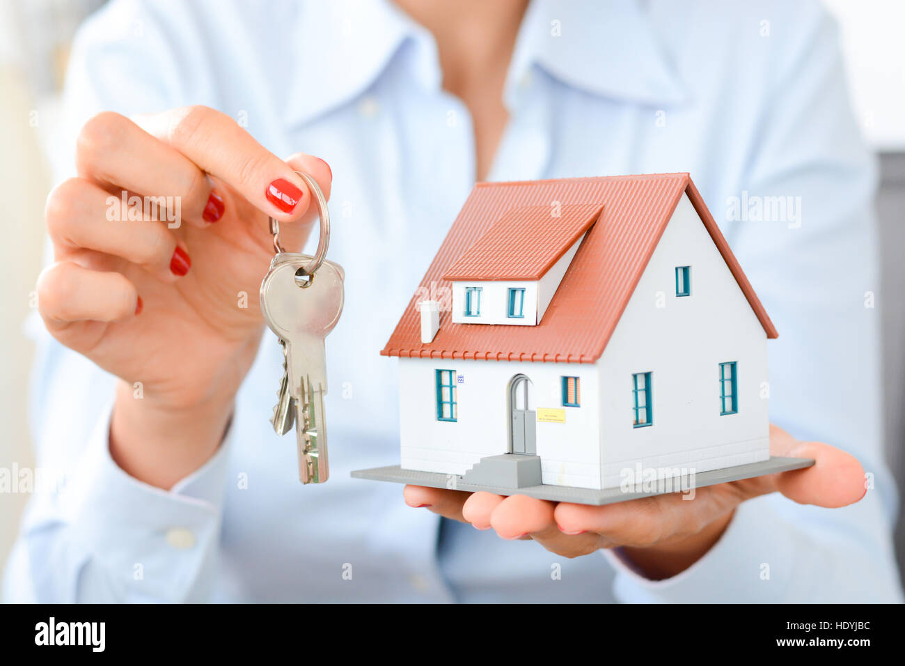 Real Estate Agent entregar los bienes o las llaves de la casa nueva a un cliente Foto de stock