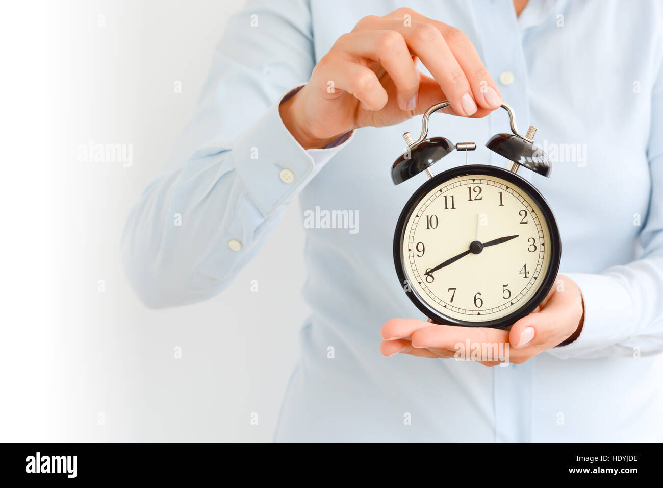 La empresaria sosteniendo un viejo reloj en manos sugiriendo plazo concepto Foto de stock