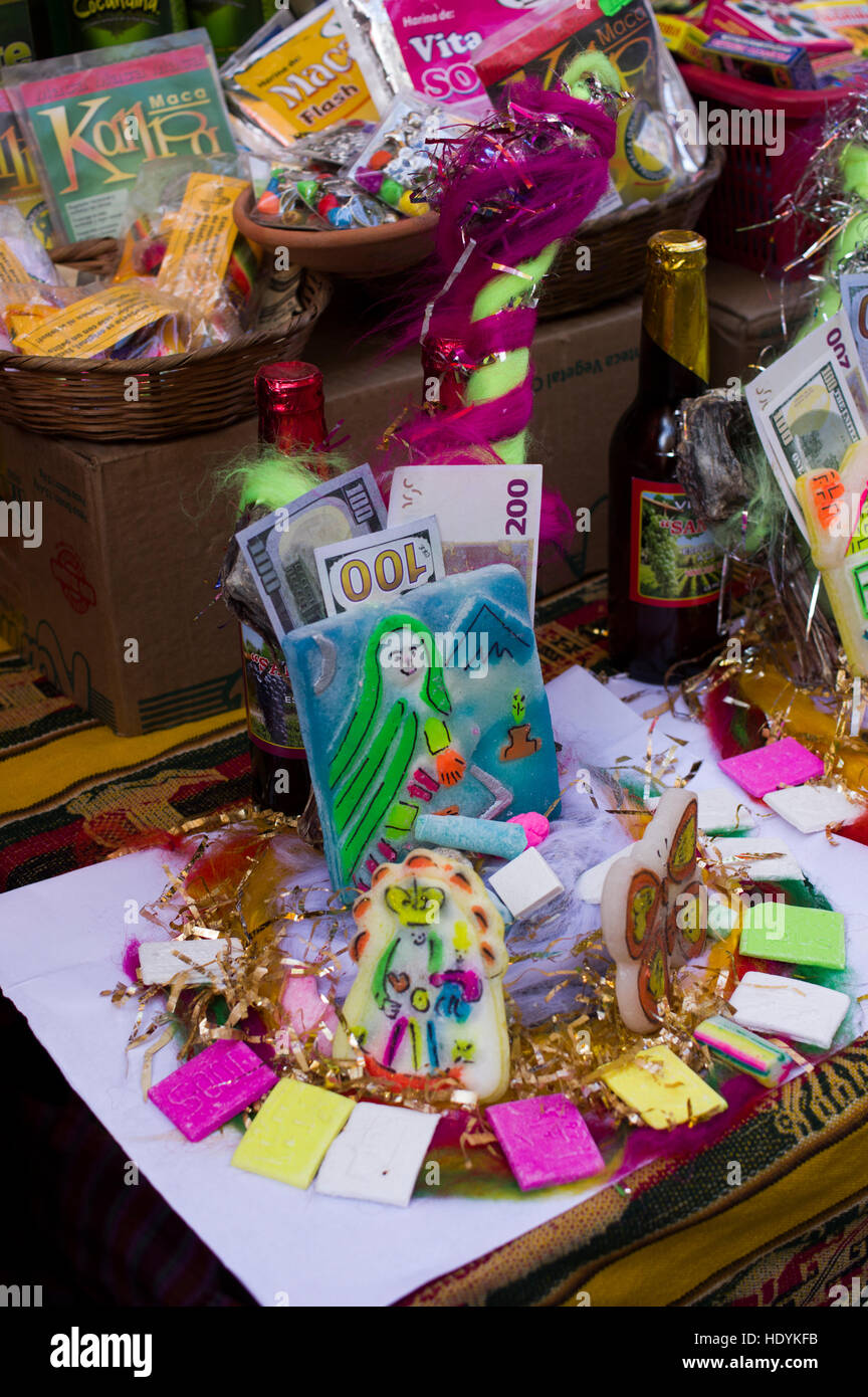 Una mesa, o de ofrenda a la Pachamama o Madre Tierra con otros productos de  colorido, máscaras y recuerdos para turistas Fotografía de stock - Alamy