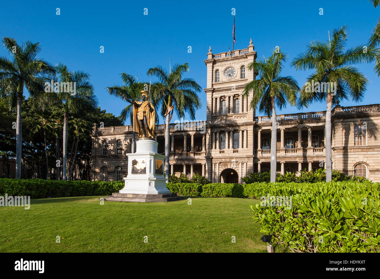 La estatua del rey Kamehameha, está delante de Aliiolani Hale (Tribunal Supremo) del Estado de Hawaii, Honolulu, Oahu, Hawaii. Foto de stock