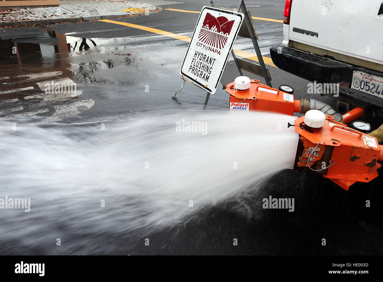 Napa, CA, EE.UU.. 13 dic, 2016. Las tripulaciones de la ciudad estaban en las calles principales y Yount lavar un hidrante en la mañana del martes. © Napa Valley Register/Zuma alambre/Alamy Live News Foto de stock
