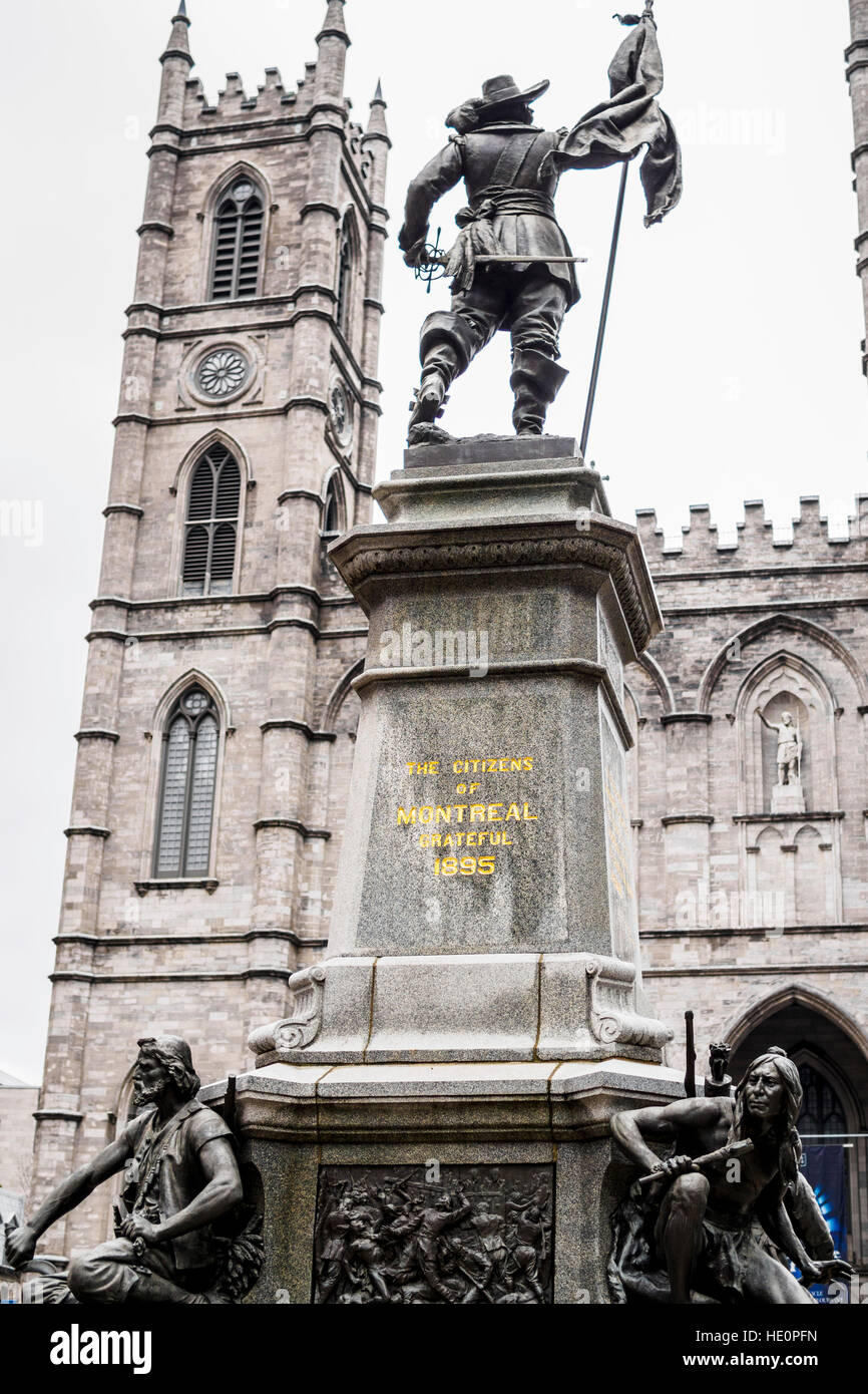 Monumento Maisonneuve delante de la Basílica de Notre Dame de Montreal