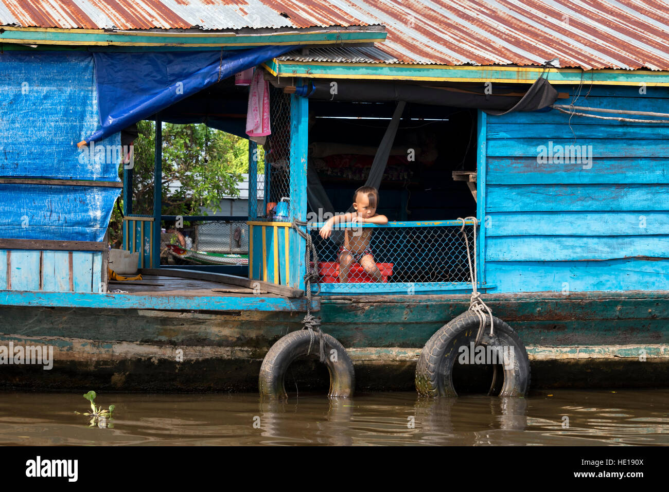 La vida en la aldea flotante de Tonle Sap. Foto de stock