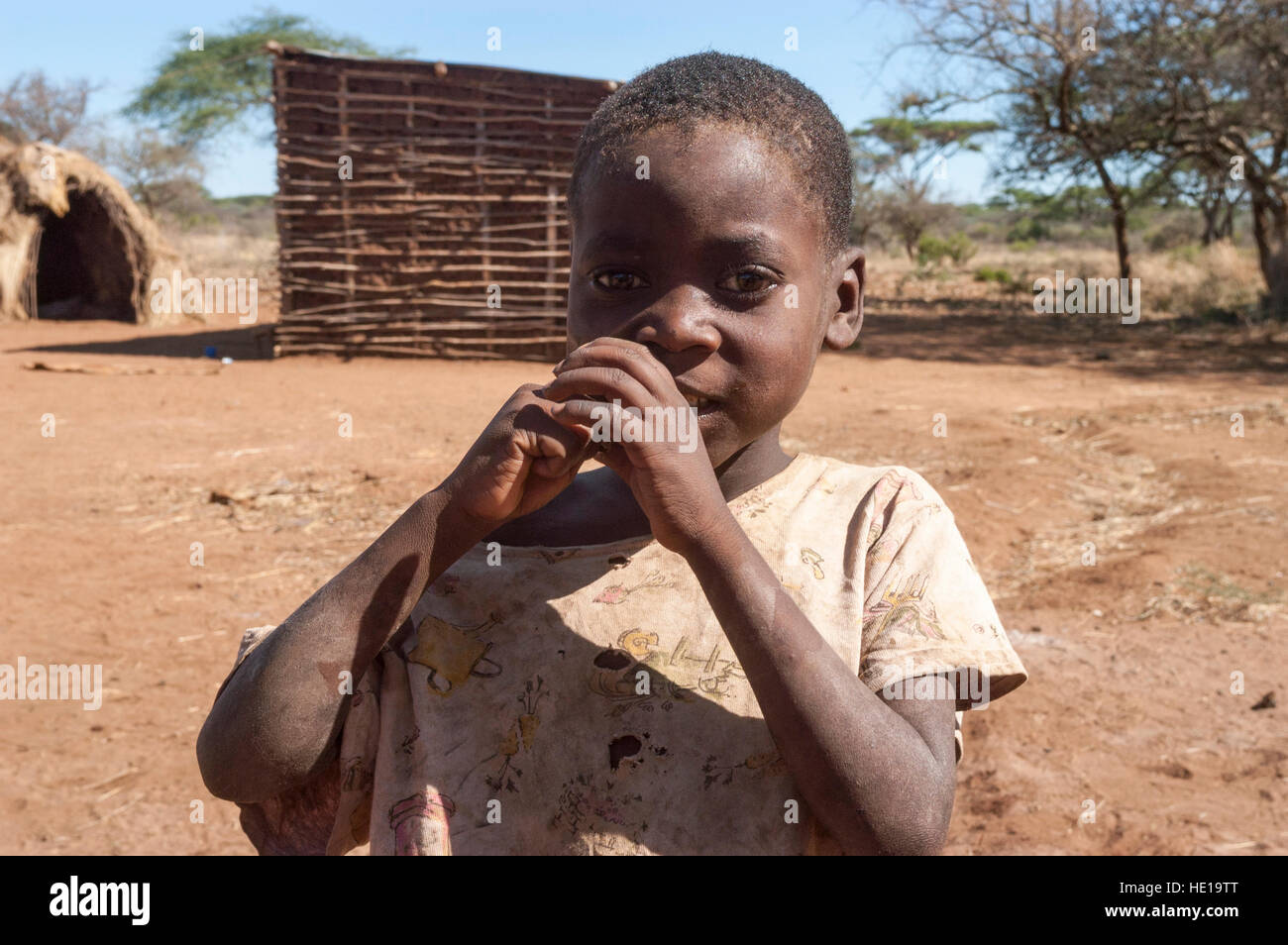 Un niño de la tribu Hadza que viven en el asentamiento permanente Yaeda valle, región Manyara, Tanzania Foto de stock