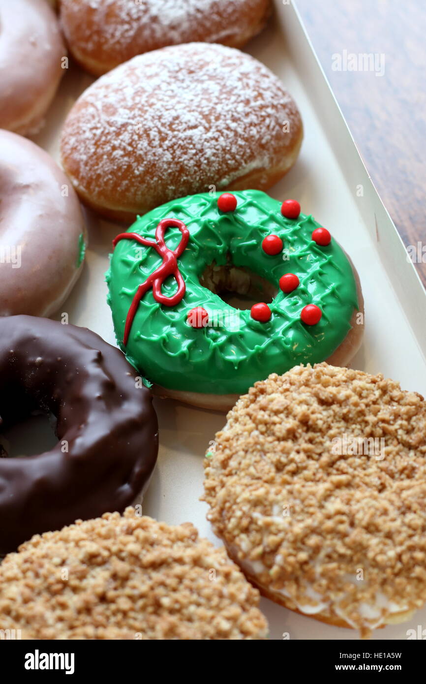 Selección de Krispy Kreme donuts australiano en un cuadro Foto de stock