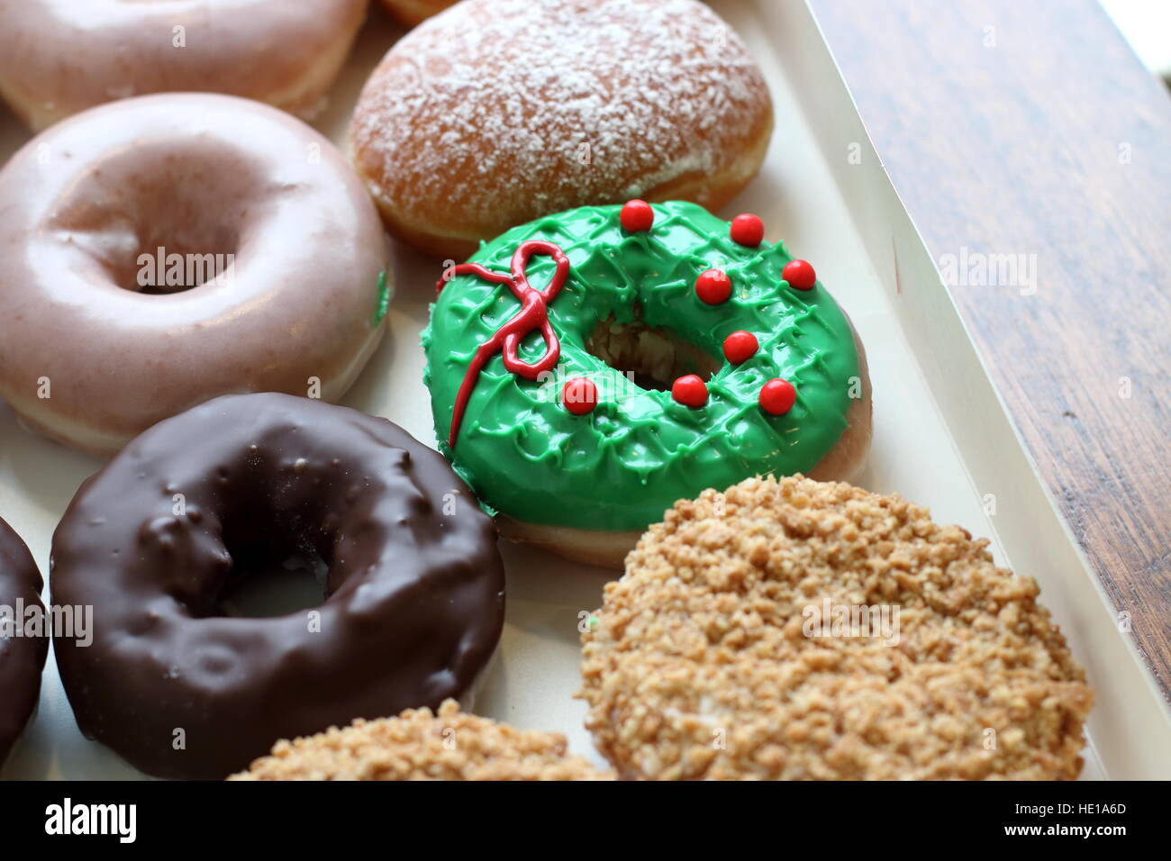 Selección de Krispy Kreme donuts australiano en un cuadro Foto de stock