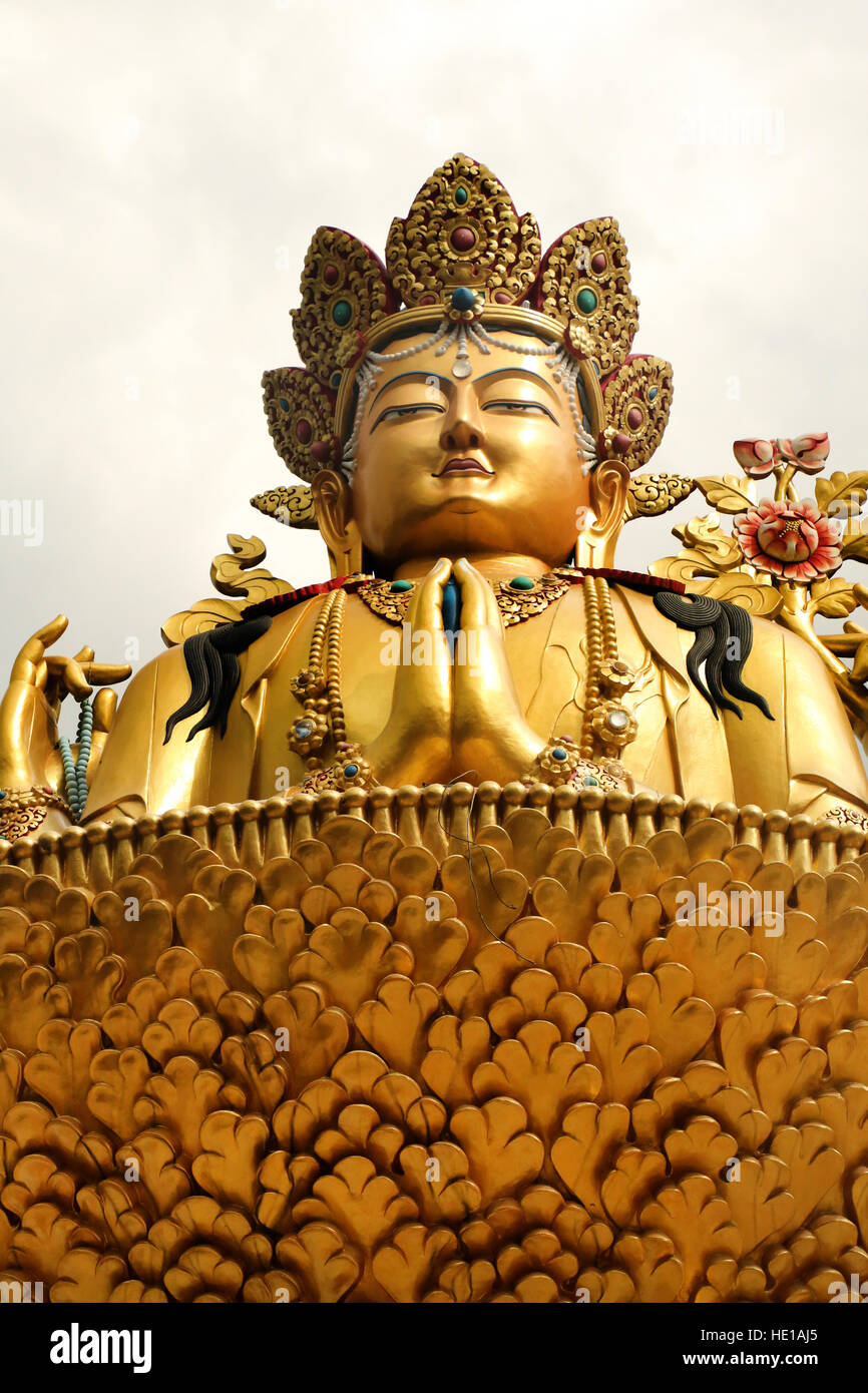 Estatua de oro de Buda, templo Swayambu Nath, Katmandú, Nepal Foto de stock