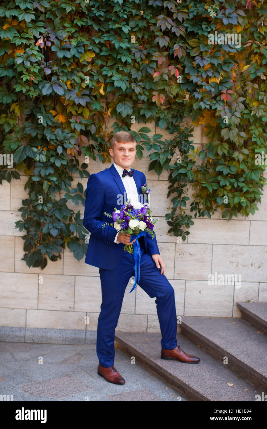 El novio en un traje azul con bouquet Fotografía de stock - Alamy