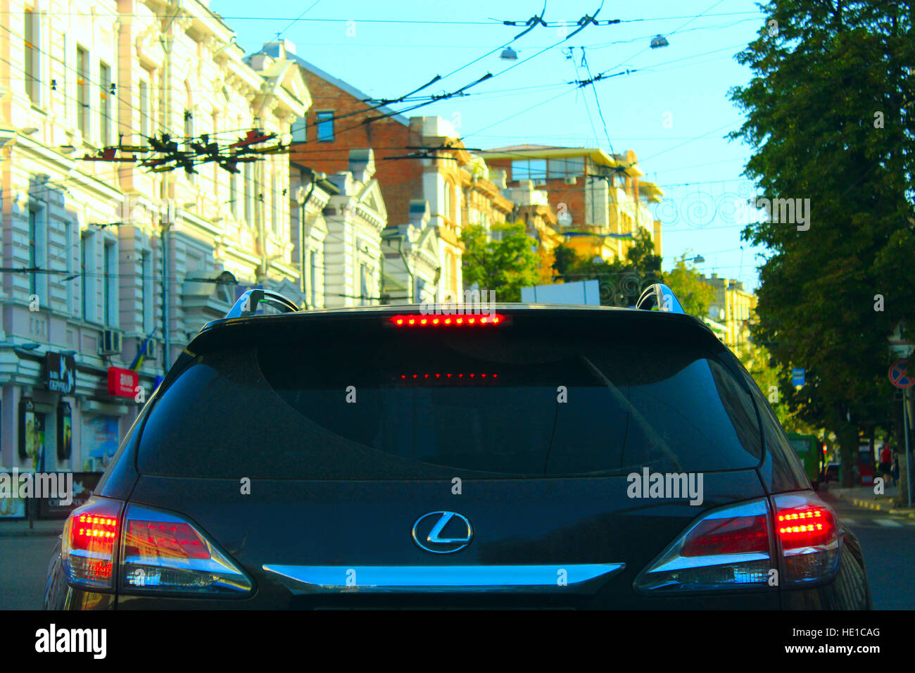Vista de la parte posterior del automóvil Lexus circulando en Kharkov Foto de stock