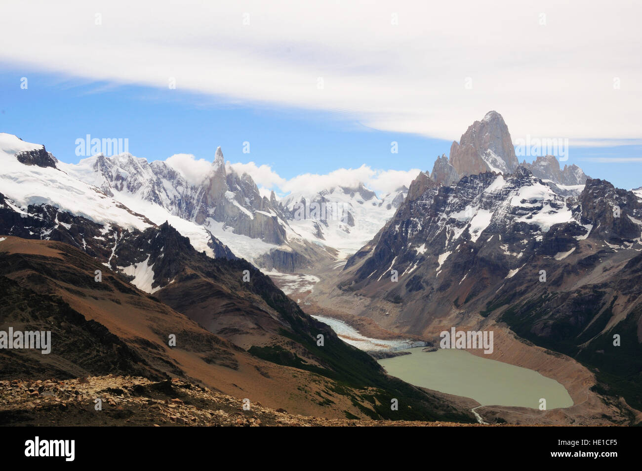 Mt. Fitzroy, 3375m, y el Cerro Torre, 3133m, visto desde el pliegue tumbado, el Parque Nacional Los Glaciares, Patagonia, Argentina Foto de stock