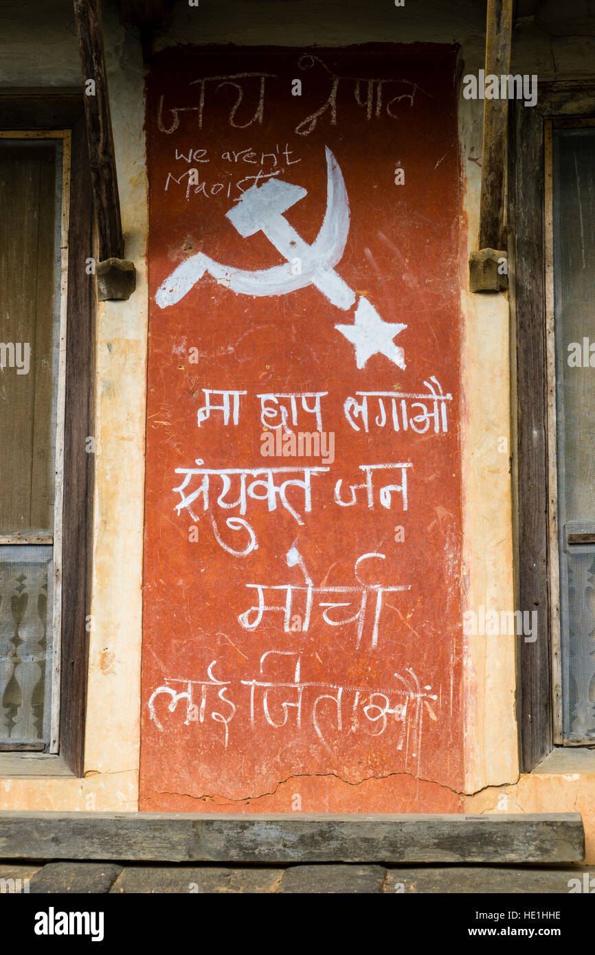 Anuncio de un partido comunista, que pretende no ser maoísta, escrito en una pared de la casa Foto de stock