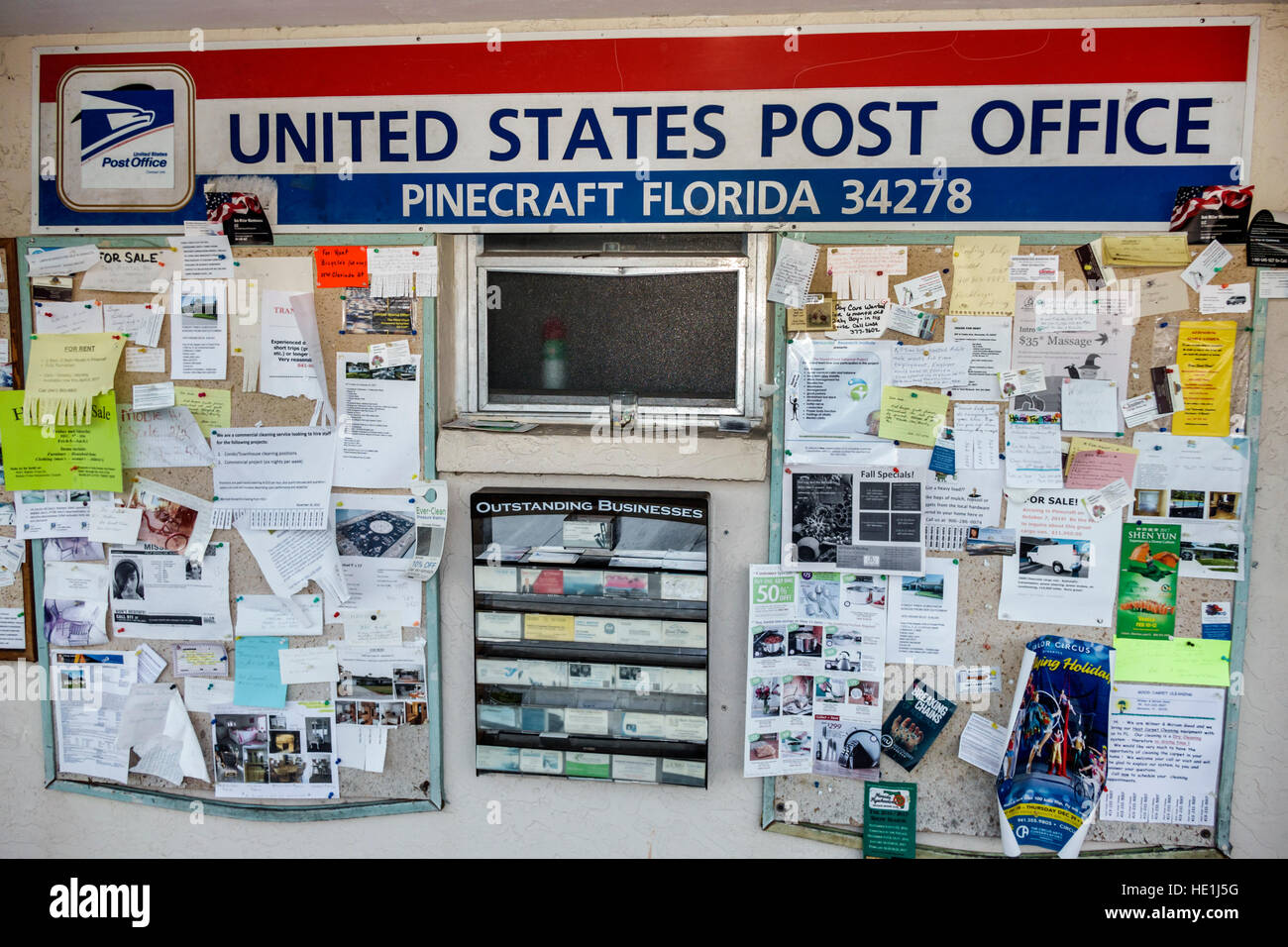 Sarasota Florida, Pinecraft Pine Craft, comunidad Amish, oficina de correos, tablón de anuncios, avisos, FL161129015 Foto de stock