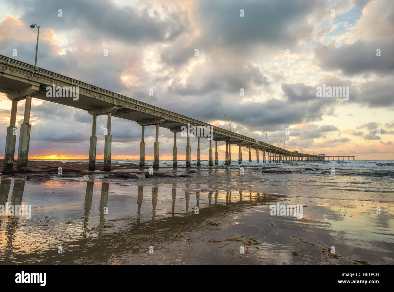 Atardecer nublado en el Ocean Beach Pier. San Diego, California, USA. Foto de stock