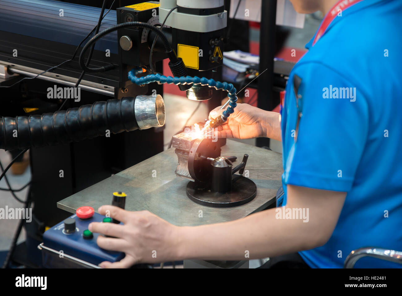 Reparación de soldadura trabajador parte de moldes y matrices mediante
